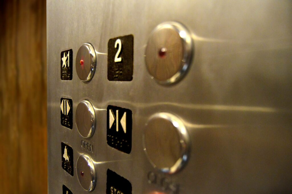 Knapper i en elevator