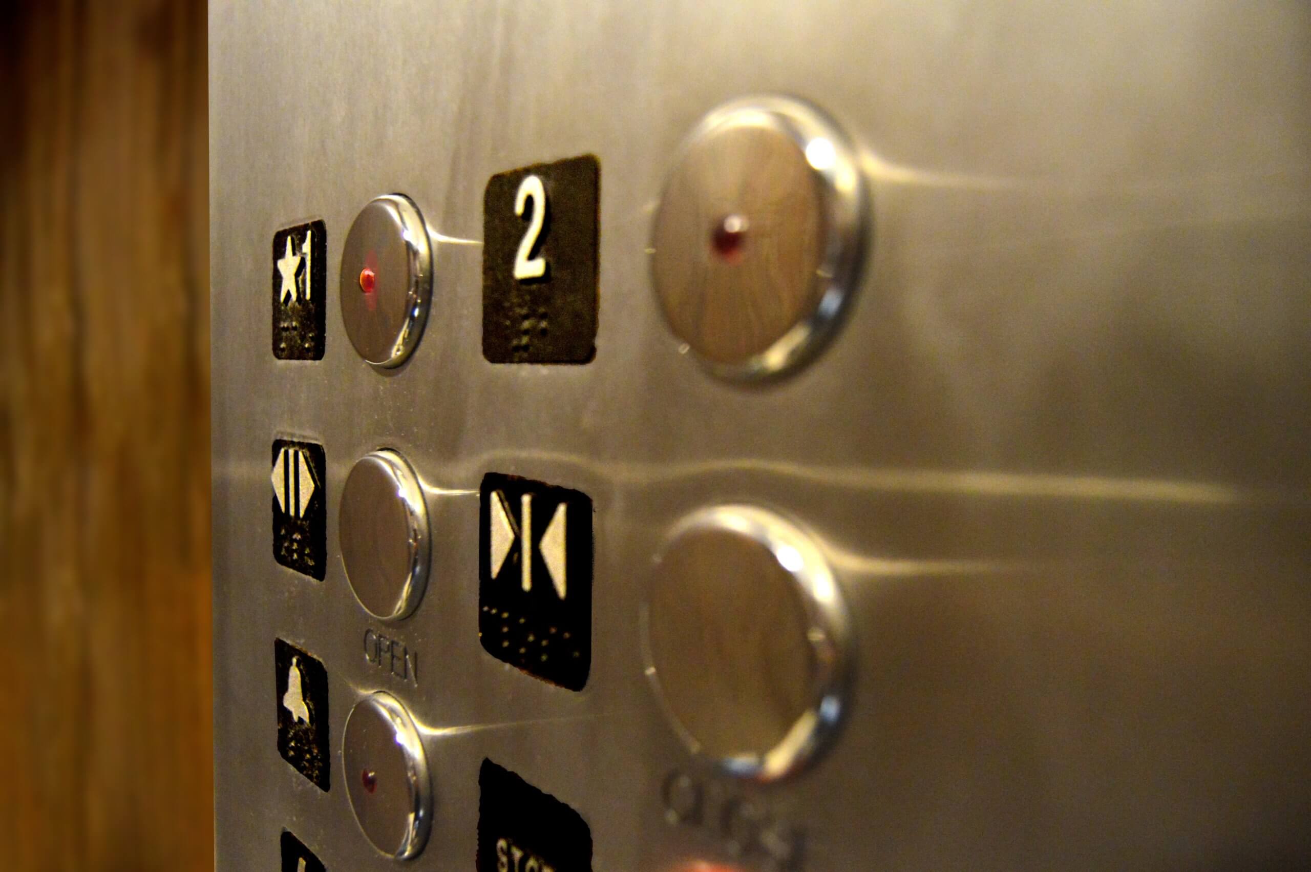 Knapper i en elevator