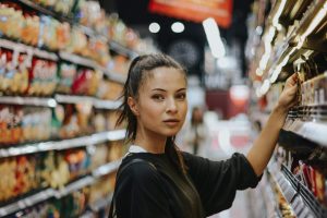 Kvinde handler i supermarked