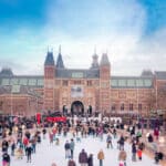 Masser af folk på isen i Amsterdam