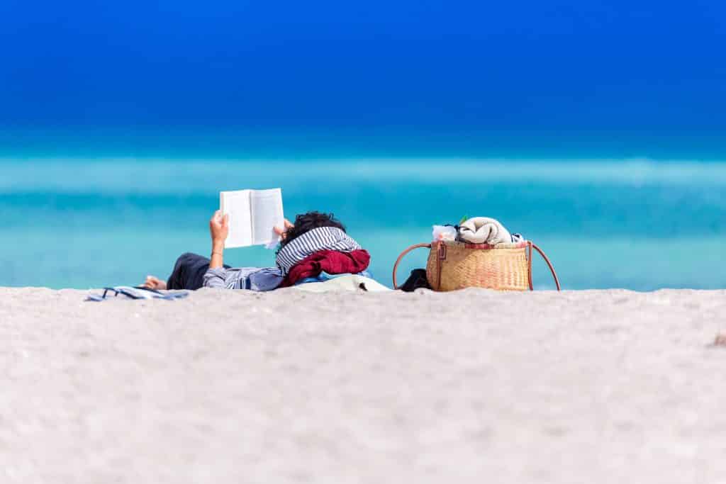 Sommerlæsning på stranden